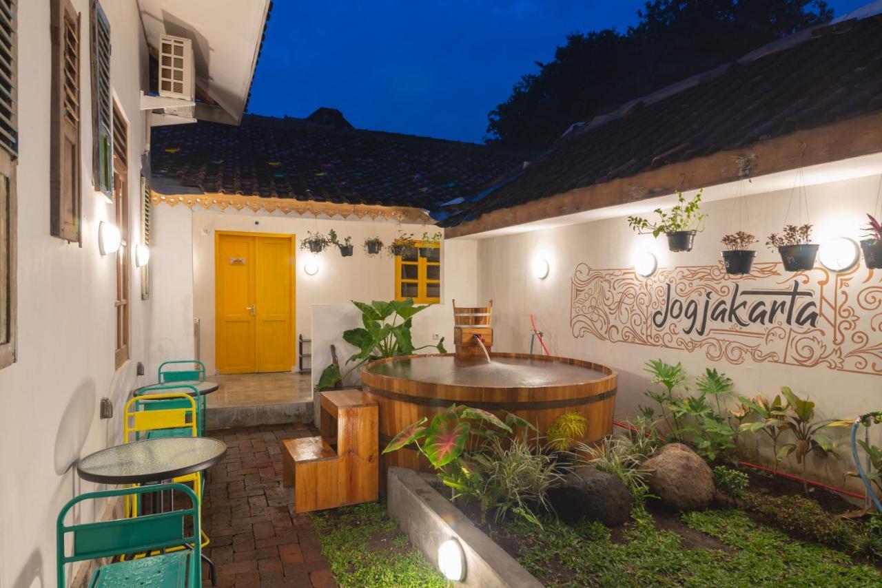 Wonderloft Hostel Jogja Джокьякарта Экстерьер фото